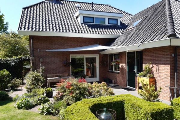 Schaduwdoek aan huis bevestigen